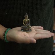 Mini Buda sentado meditando
