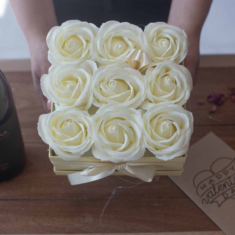 Caja de Regalo de Flores de Jabon - 9 Rosas Color Crema - Cuadrada
