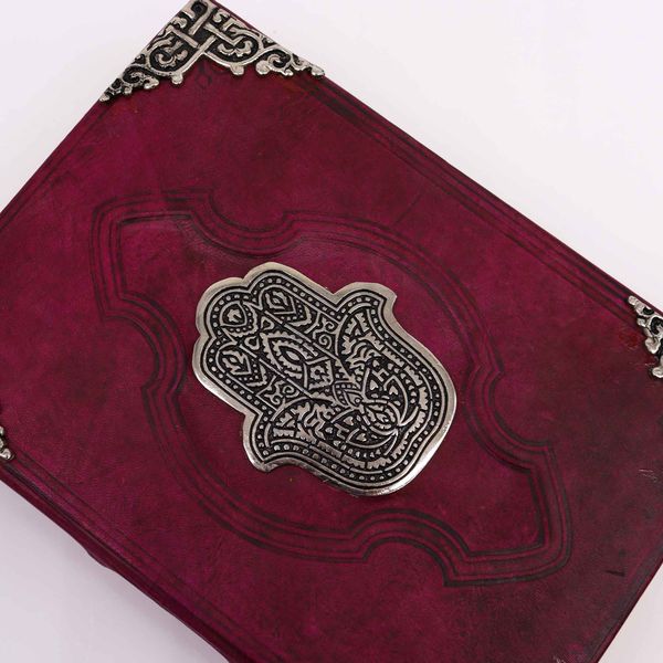 Libro Bronceado Rojo Fuerte  -  Hamsa de Zinc con Bordes