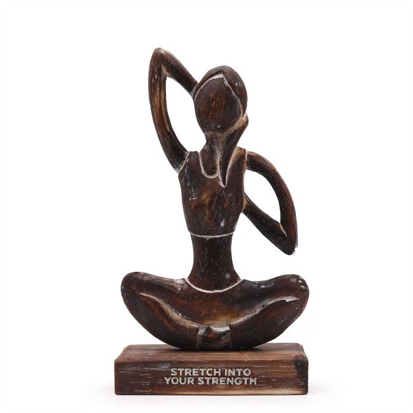 Mujer de yoga de madera - Postura Gomukhasana - "Estírate para fortalecerte"