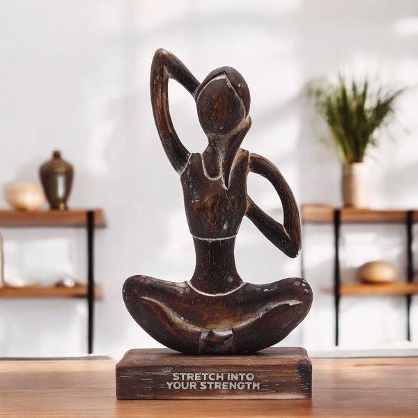 Mujer de yoga de madera - Postura Gomukhasana - "Estírate para fortalecerte"