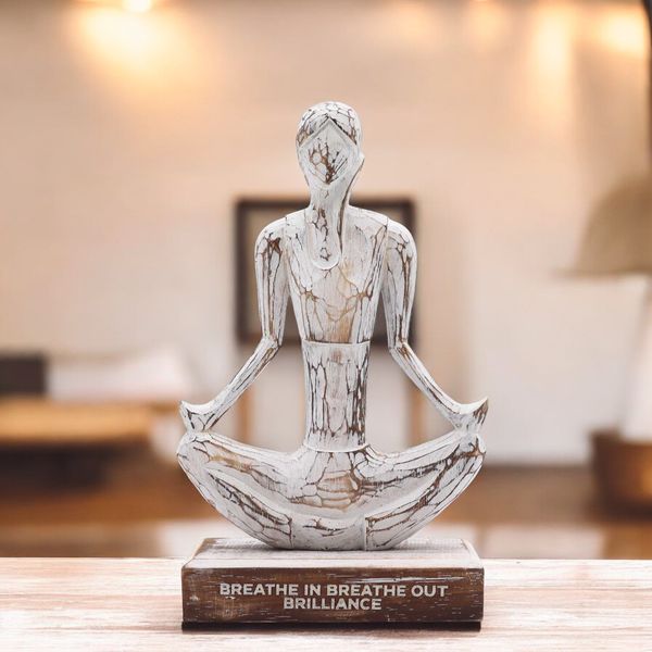Mujer de yoga de madera - Postura fácil - "Inhala, exhala, brilla"
