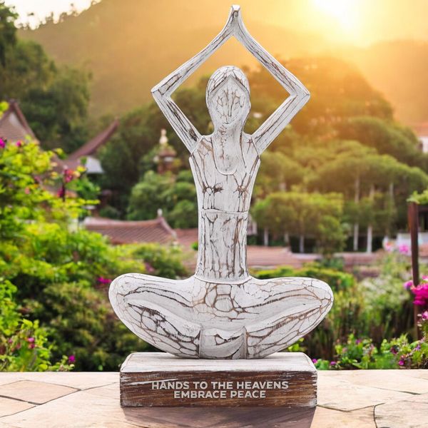 Mujer de yoga de madera - Postura de manos en alto - "Manos al cielo, abraza la paz"