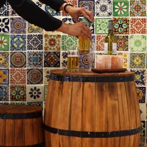 Mesas y taburetes de barril