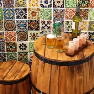 Mesas y taburetes de barril