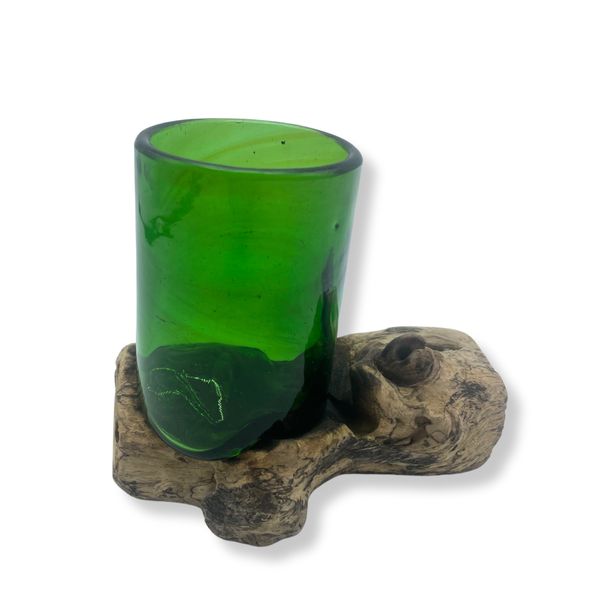 Vidrio fundido sobre madera de Botellas de cerveza recicladas - Vaso de whisky sobre madera