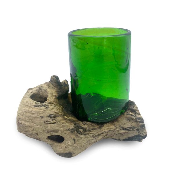 Vidrio fundido sobre madera de Botellas de cerveza recicladas - Vaso de whisky sobre madera