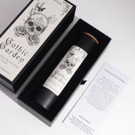 Vela negra Gothic Garden con tapa de corcho dentro de su caja de regalo