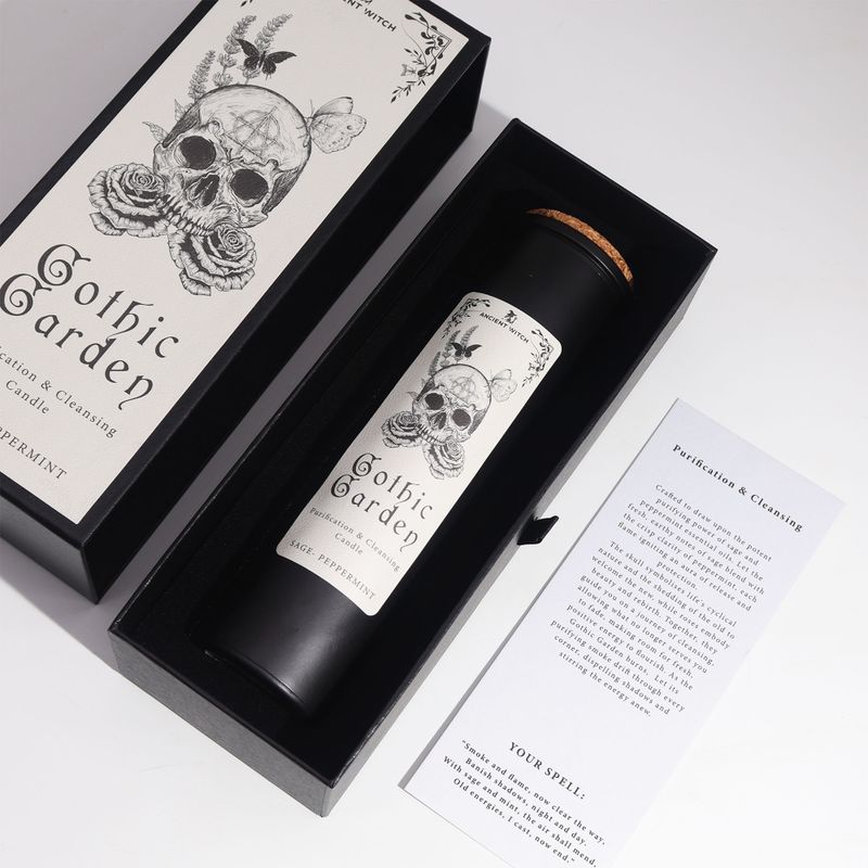 Vela negra Gothic Garden con tapa de corcho dentro de su caja de regalo