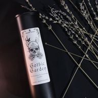 Primer plano de la etiqueta de la vela Gothic Garden con calavera, rosas y mariposas
