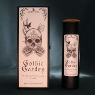 Vela ritual Gothic Garden expuesta con su empaque ilustrado