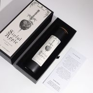 Vela negra Sinful Apple con tapa de corcho dentro de su caja de regalo