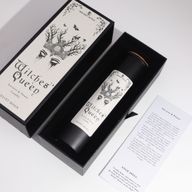 Vela negra de Witches’ Queen con tapa de corcho dentro de su caja de regalo