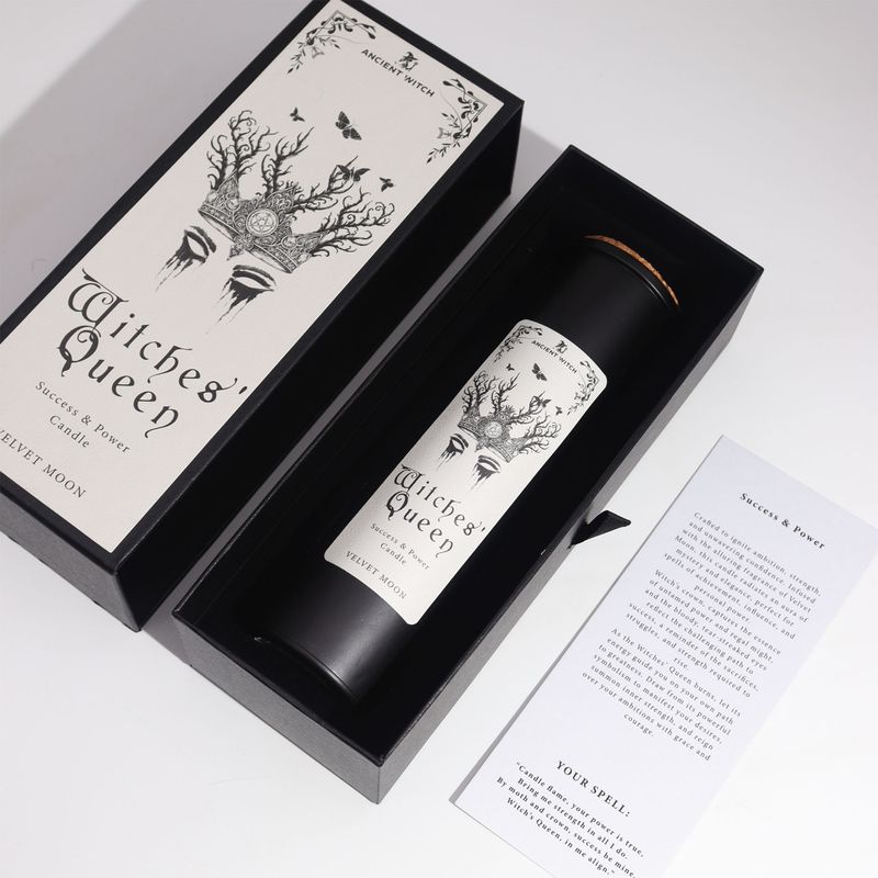 Vela negra de Witches’ Queen con tapa de corcho dentro de su caja de regalo