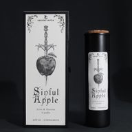 Vela ritual de manzana pecadora y caja de regalo de manzana atravesada por un athame sobre un fondo negro