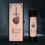 Vela ritual de Sinful Apple exhibida con su empaque ilustrado