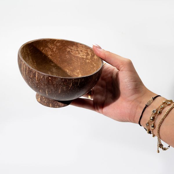 Tazón de coco natural mediano en soporte - pulido - uso artesanal - 8x13 cm
