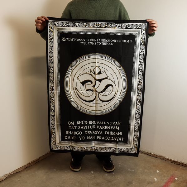 Arte de Pared de Algodón – Om – Bienvenida a la Divinidad