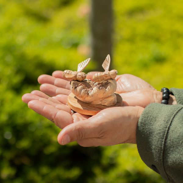 Figura de Madera Tallada a Mano  - Abejas