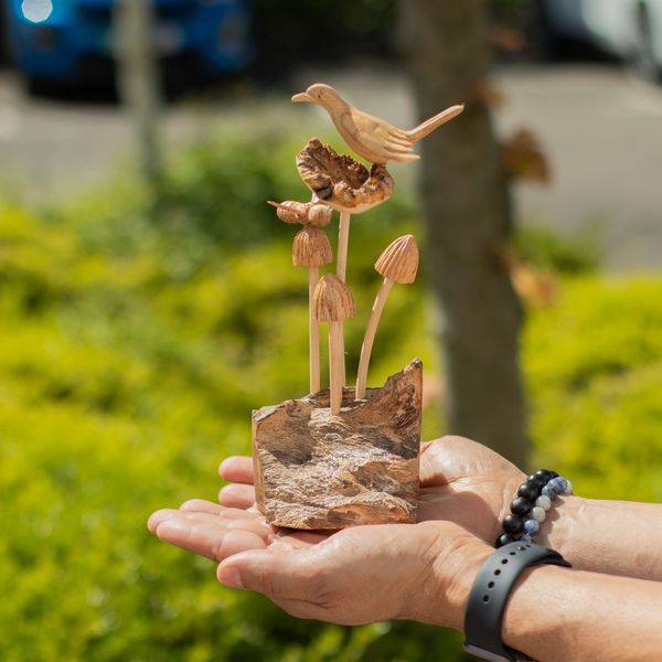 Talla artesanal en madera Parásito hecha a mano - Pájaro y abeja sobre hongos