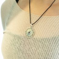 Colgante Esotérico de la India - Plateado con baño de plata (cordón de 45 cm) - Amatista para la adoración del Sol