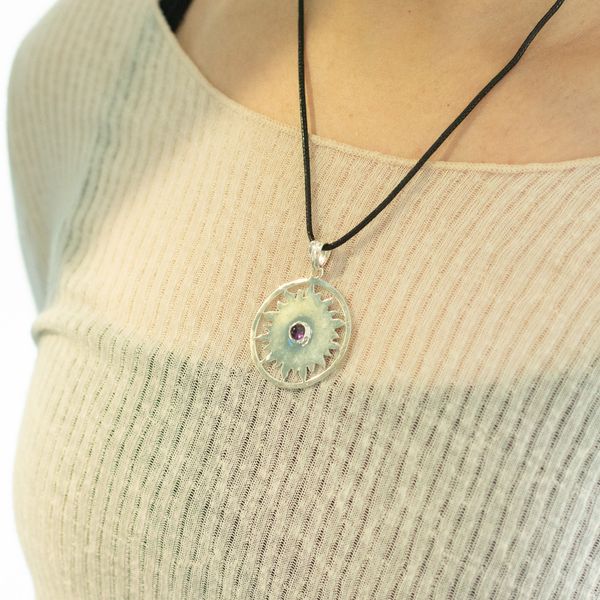 Colgante Esotérico de la India - Plateado con baño de plata (cordón de 45 cm) - Amatista para la adoración del Sol