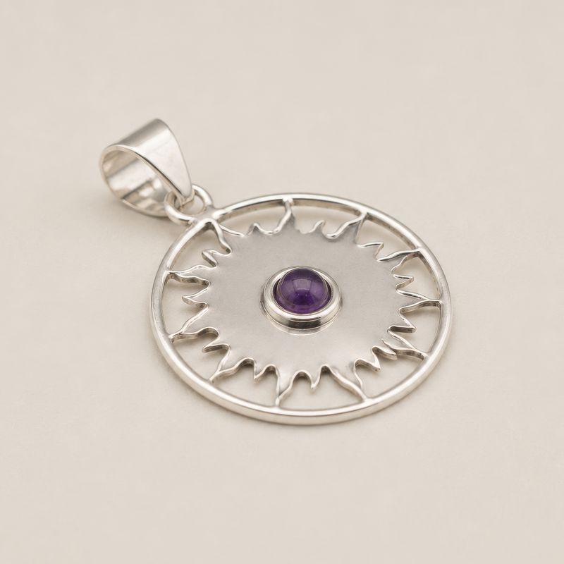 Colgante Esotérico de la India - Plateado con baño de plata (cordón de 45 cm) - Amatista para la adoración del Sol