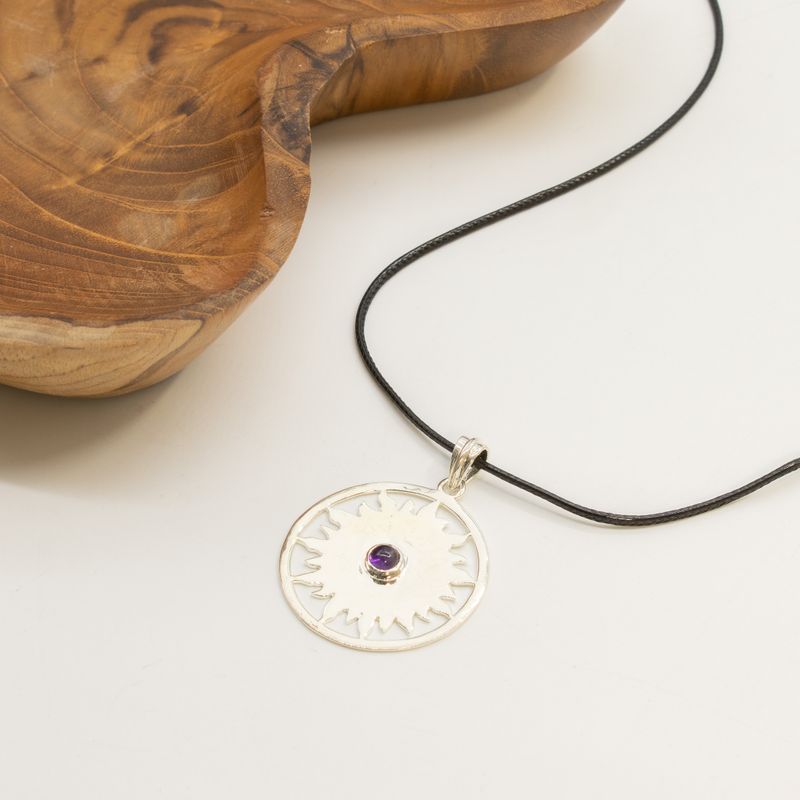 Colgante Esotérico de la India - Plateado con baño de plata (cordón de 45 cm) - Amatista para la adoración del Sol