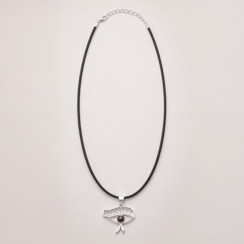 Colgante Esotérico de la India - Plateado con baño de plata (cordón de 45 cm) - Ojo Cleopatra - Iolita