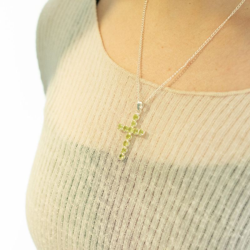 Colgante esotérico de la India - Baño de plata (cadena de 45 cm) - Crucifijo de peridoto
