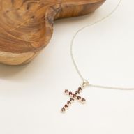 Colgante esotérico de la India - Plateado (cadena de 45 cm) - Crucifijo de granate