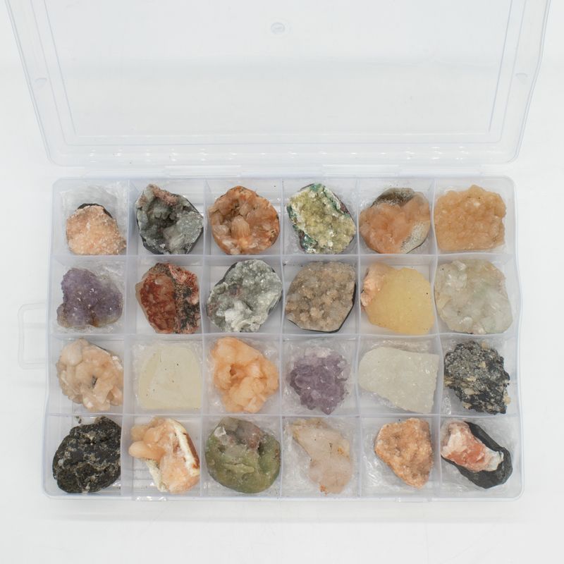 Especímenes minerales - 24 piezas de zeolitas indias mixtas en una vitrina