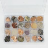 Especímenes minerales - 24 piezas de zeolitas indias mixtas en una vitrina