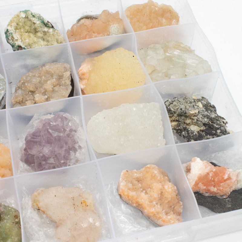 Especímenes minerales - 24 piezas de zeolitas indias mixtas en una vitrina
