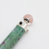 Varita de Energía Corazón Verde - cuarzo rosa, rubí y fucsia en la punta - 23 cm