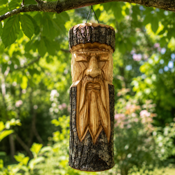 Figuras Talladas en Tronco de Madera