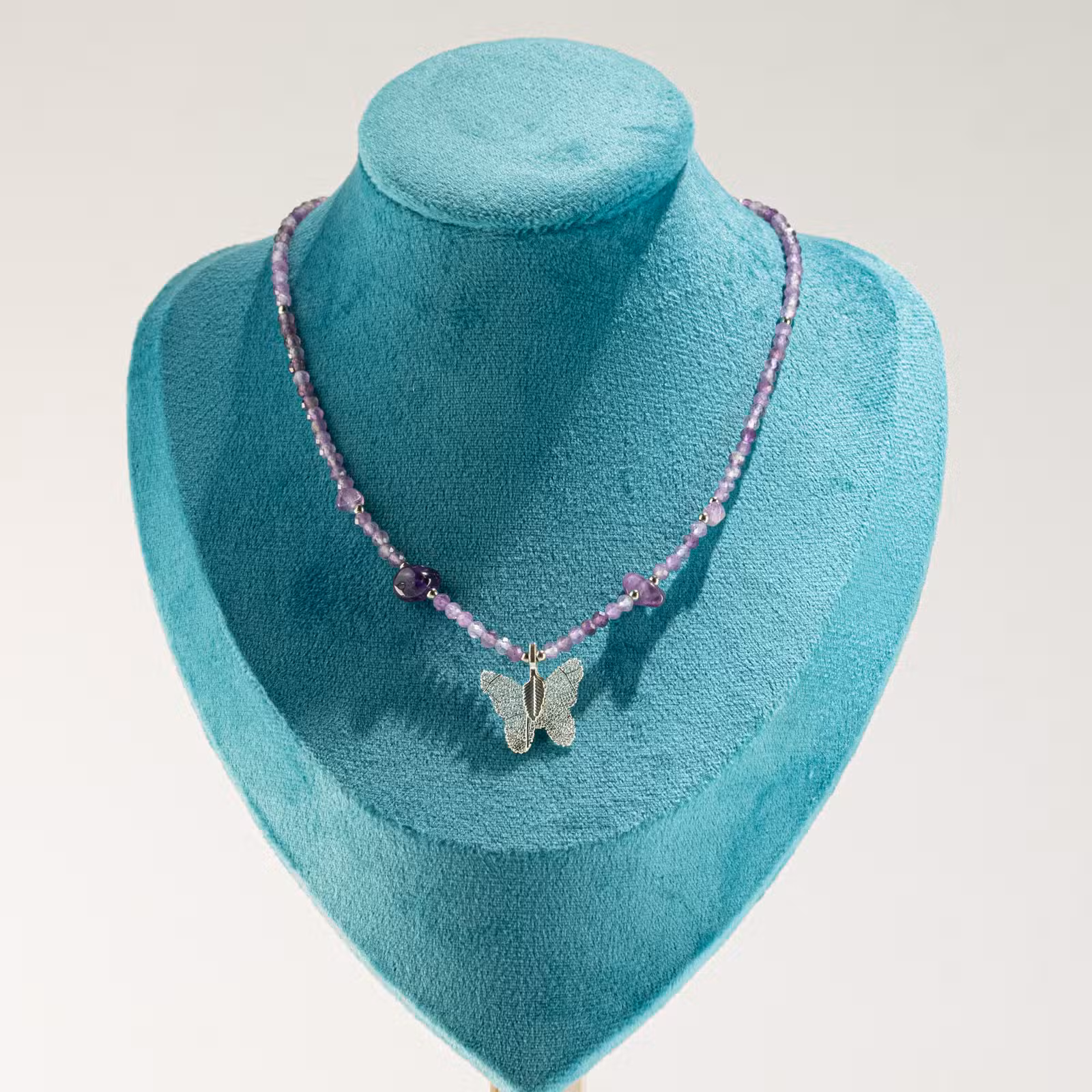 Collares con piedras preciosas y hojas naturales de Nymph