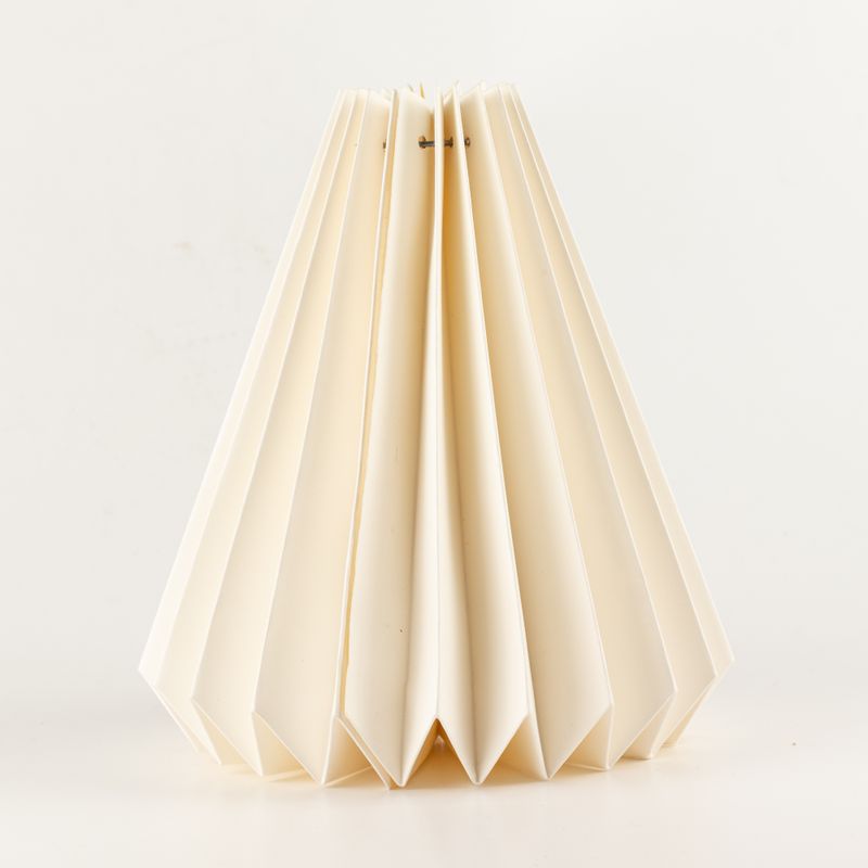 Pantalla de papel geométrica en forma de cono