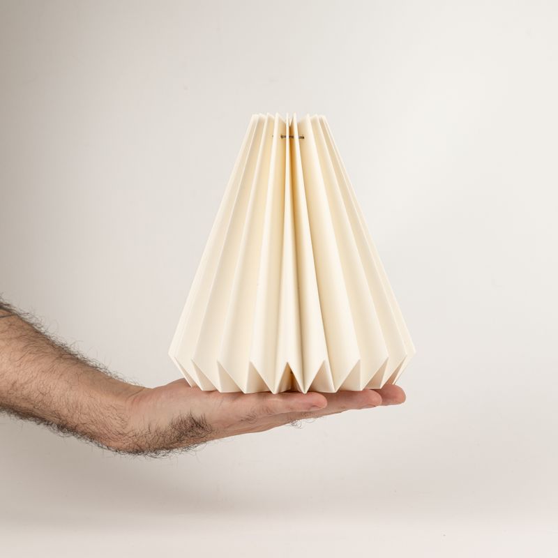 Pantalla de papel geométrica en forma de cono
