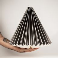 Pantalla de papel cónica con diseño geométrico cálido