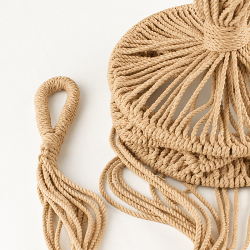 Macetero colgante de macramé grande – Camal