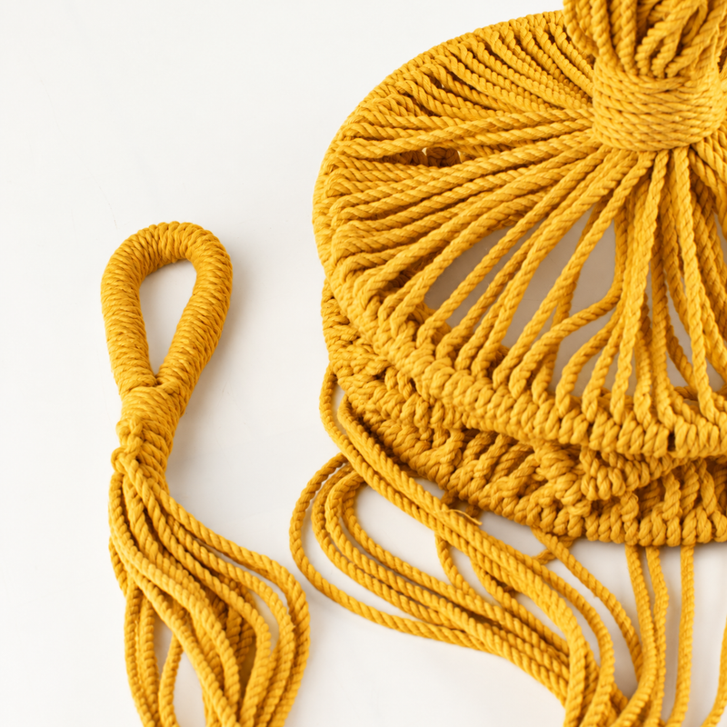 Macetero colgante de macramé grande - Mostaza
