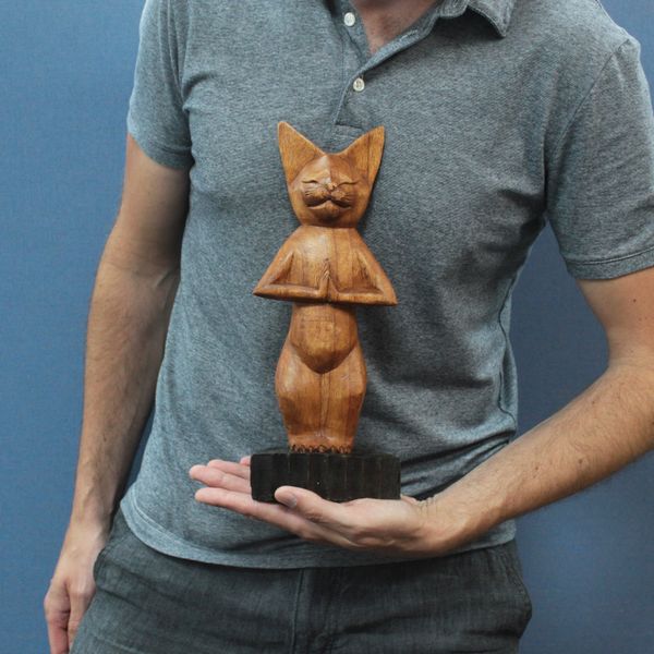 Gatos de yoga tallados a mano - De pie