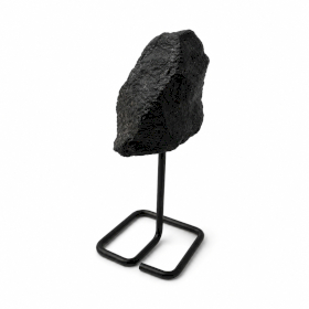 3x Ejemplares minerales en soporte metálico: Turmalina negra