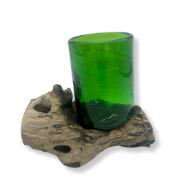Vidrio fundido sobre madera de Botellas de cerveza recicladas - Vaso de whisky sobre madera