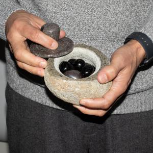 Venta al por mayor de maceta de piedra de rio natural