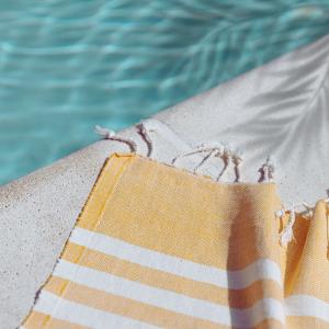 Toalla artesanal con estilo boho, perfecta para playa, spa o yoga. Hecha en la India con mezcla de algodón suave.
