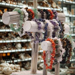Pulseras Artesanales con Chips de Minerales – Venta al por Mayor en España