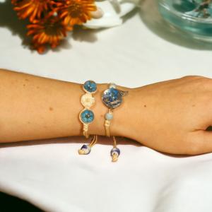 Pulsera de cristal con flores secas – Joyería floral al por mayor  Pulseras de vidrio transparente con detalles florales. Accesorio