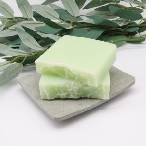 Formulado con manteca de karité, aceite de coco y glicerina vegetal para una limpieza suave y nutritiva.